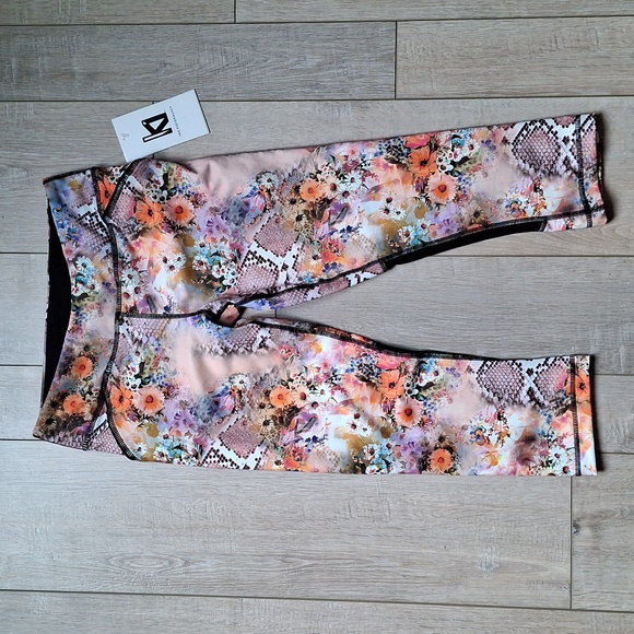 NWT KI Pro Performance Floral Workout Cropped Leggings Size S - Picture 1 of 6